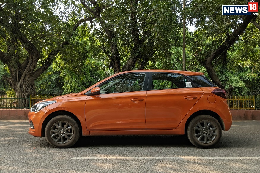 ELITE I20: या गाडीतील Sportz+ आणि त्यानंतरच्या मॉडेल्सवर 65 हजार रुपयांचे तर Era आणि Magna+ या मॉडेल्सवर 45 हजारांचे फायदे मिळणार आहेत. पेट्रोल आणि डिझेलच्या दोन्हीं प्रकारासाठी हे फायदे उपलब्ध आहेत. दिल्ली एक्स शोरूममधील या गाड्यांची किंमत 5.59 लाख रुपये ते 9.41 लाखांपर्यंत आहे. ELITE I20: या गाडीतील Sportz+ आणि त्यानंतरच्या मॉडेल्सवर 65 हजार रुपयांचे तर Era आणि Magna+ या मॉडेल्सवर 45 हजारांचे फायदे मिळणार आहेत. पेट्रोल आणि डिझेलच्या दोन्हीं प्रकारासाठी हे फायदे उपलब्ध आहेत. दिल्ली एक्स शोरूममधील या गाड्यांची किंमत 5.59 लाख रुपये ते 9.41 लाखांपर्यंत आहे.