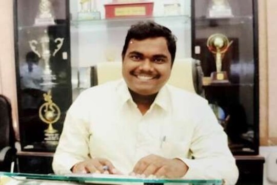 Success Story: बाबा गेल्यानंतर शिक्षणासाठी दमडी नव्हती, सायकलचं पंक्चर काढणारा आज झाले IAS