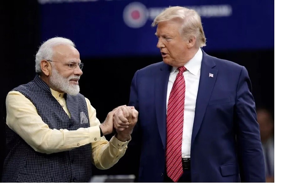 अमेरिकेचे राष्ट्राध्यक्ष डोनाल्ड ट्रम्प (USA President, Donald Trump) यांचा भारत दौरा सुरू व्हायला अवघे 2 दिवस बाकी आहेत. ट्रम्प यांच्या कुटुंबाचं स्वागत करण्यासाठी जोरदार तयारी सुरू आहे. त्यातच हिरे, रत्न आणि मोत्यांमध्ये (Diamond & Gems) देश आणि जगभरात आपली वेगळी ओळख निर्माण करणाऱ्या राजस्थानलाही (Rajasthan) ट्रम्प भेट देणार आहेत. ट्रम्प यांच्या या दौऱ्यामध्ये राजस्थानची (Key role) महत्वाची भूमिका बजावणार आहे. राजस्थानच्या अरूण ग्रुपने पुन्हा एकदा ट्रम्प यांच्या भारत दौऱ्या दरम्यान त्यांच्या जेवणासाठी खास विशेष लक्झरी सोन्या-चांदीच्या कटलरी आणि टेबलवेयर तयार केले आहेत.. बघा हे PHOTOS अमेरिकेचे राष्ट्राध्यक्ष डोनाल्ड ट्रम्प (USA President, Donald Trump) यांचा भारत दौरा सुरू व्हायला अवघे 2 दिवस बाकी आहेत. ट्रम्प यांच्या कुटुंबाचं स्वागत करण्यासाठी जोरदार तयारी सुरू आहे. त्यातच हिरे, रत्न आणि मोत्यांमध्ये (Diamond & Gems) देश आणि जगभरात आपली वेगळी ओळख निर्माण करणाऱ्या राजस्थानलाही (Rajasthan) ट्रम्प भेट देणार आहेत. ट्रम्प यांच्या या दौऱ्यामध्ये राजस्थानची (Key role) महत्वाची भूमिका बजावणार आहे. राजस्थानच्या अरूण ग्रुपने पुन्हा एकदा ट्रम्प यांच्या भारत दौऱ्या दरम्यान त्यांच्या जेवणासाठी खास विशेष लक्झरी सोन्या-चांदीच्या कटलरी आणि टेबलवेयर तयार केले आहेत.. बघा हे PHOTOS