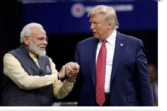 अमेरिकेचे राष्ट्राध्यक्ष डोनाल्ड ट्रम्प (USA President, Donald Trump) यांचा भारत दौरा सुरू व्हायला अवघे 2 दिवस बाकी आहेत. ट्रम्प यांच्या कुटुंबाचं स्वागत करण्यासाठी जोरदार तयारी सुरू आहे. त्यातच हिरे, रत्न आणि मोत्यांमध्ये (Diamond & Gems) देश आणि जगभरात आपली वेगळी ओळख निर्माण करणाऱ्या राजस्थानलाही (Rajasthan) ट्रम्प भेट देणार आहेत. ट्रम्प यांच्या या दौऱ्यामध्ये राजस्थानची (Key role) महत्वाची भूमिका बजावणार आहे. राजस्थानच्या अरूण ग्रुपने पुन्हा एकदा ट्रम्प यांच्या भारत दौऱ्या दरम्यान त्यांच्या जेवणासाठी खास विशेष लक्झरी सोन्या-चांदीच्या कटलरी आणि टेबलवेयर तयार केले आहेत. बघा हे PHOTOS  