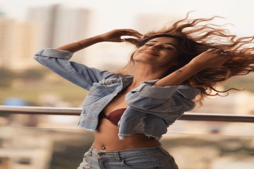 स्प्लिट्सव्हिला फेम मायराने टॉपलेस फोटो शेअर करत साजरा केला 'रोज डे', फॅन्स म्हणाले 'आता Valentine Day'ची प्रतीक्षा'