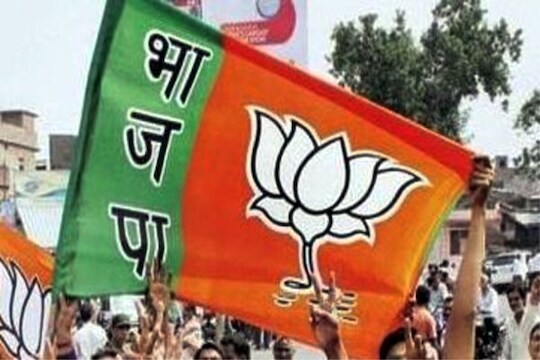 सरकार गरीबांच्या नावावर योजना तर आखते पण याचा फायदा त्यांना मिळतो का? गरीब बेरोजगारांना रोजगार देण्यासाठी तयार केलेली वीर चंद्र सिंह गढवाली योजनेचा लाभ भाजप आमदाराच्या पत्नीला दिला जात आहे. 