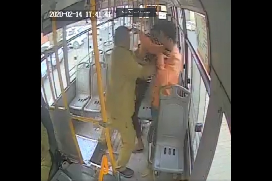 VIDEO पुण्यातला धक्कादायक प्रकार CCTV कॅमेऱ्यात; भर दिवसा बसमध्ये चढून कंडक्टरला लुटण्याचा प्रयत्न