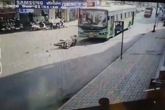 पुण्यातल्या भीषण अपघाताचा CCTV VIDEO अंगावर शहारे आणेल; टिळक रस्त्यावर दुचाकीस्वार बसखाली
