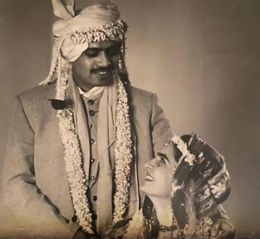 काँग्रेसच्या सरचिटणीस प्रियंका गांधी यांनी लग्नाच्या वाढदिवशी लग्नाचे काही जुने फोटो शेअर केले आहेत. आपल्या खासगी अल्बममधून त्यांनी हे निवडक फोटो सोशल मीडियावर टाकले आहेत. त्याचबरोबर आपल्या मुलांसोबतचे निवांत क्षणही त्यांनी या फोटोच्या माध्यमातून सगळ्यांसमोर आणले आहेत.