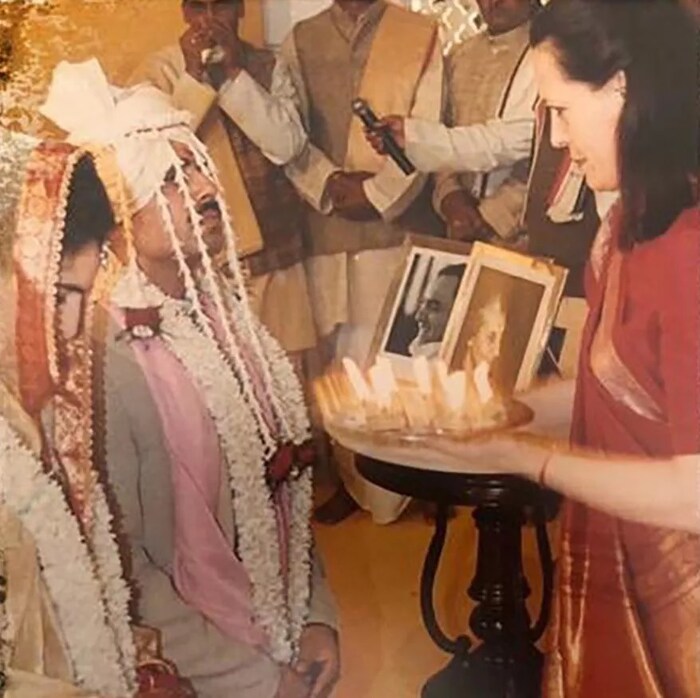प्रियंका गांधी आणि रॉबर्ट वाड्रांच्या विवाहाच्या दिवशी त्यांचं औक्षण करताना सोनिया गांधी