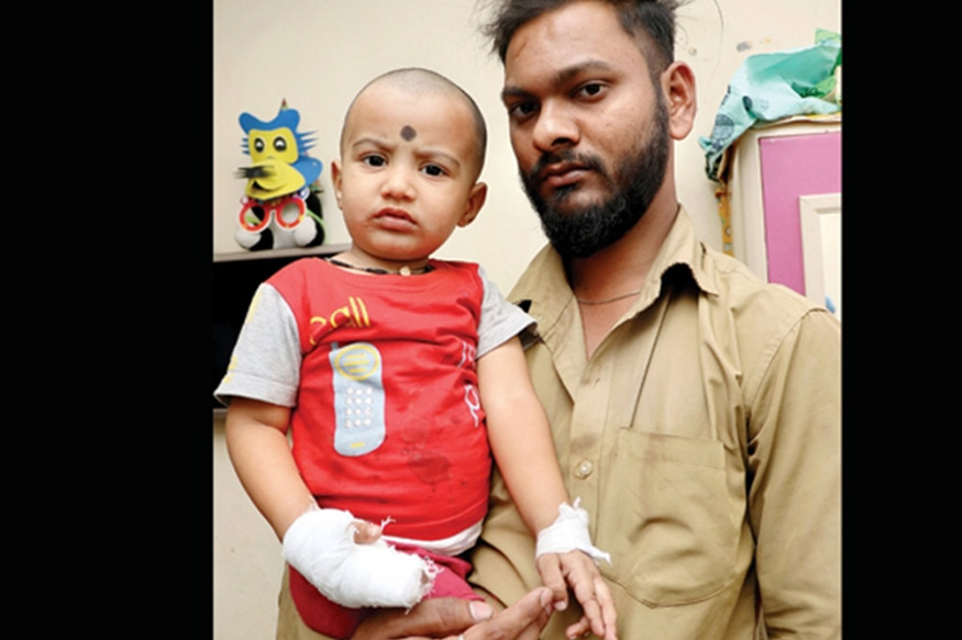 मॉलमध्ये दोन वर्षाच्या चिमुरड्याची किंचाळी ऐकून धावले आई-बाबा, तोपर्यंत..