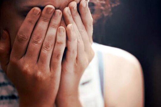 लॉकडाऊनमध्ये वकिल महिलेवर स्वत:च्याच घरी बलात्कार, आरोपी गळा आवळून पळाला पण...