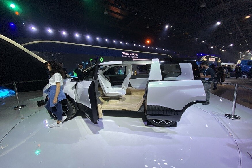 टाटा सिएरा (TATA Sierra) कारमधल्या सीट्सही काही वेगळ्या दिसत आहेत. ड्रायव्हिंग सीटशेजारी असलेली सीट ही आपल्याला मागच्या बाजूने फिरलेली दिसत आहे. तर, मागे असलेल्या सीट्स आणि पुढे असलेल्या सीट्समध्ये अंतर थोडं जास्त ठेवण्यात आलं आहे. टाटा सिएरा (TATA Sierra) कारमधल्या सीट्सही काही वेगळ्या दिसत आहेत. ड्रायव्हिंग सीटशेजारी असलेली सीट ही आपल्याला मागच्या बाजूने फिरलेली दिसत आहे. तर, मागे असलेल्या सीट्स आणि पुढे असलेल्या सीट्समध्ये अंतर थोडं जास्त ठेवण्यात आलं आहे.