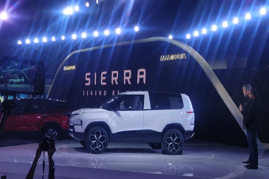 टाटा मोटर्सने (TATA Motors) ऑटो एक्सपो 2020 (Auto Expo 2020) मध्ये आपली टाटा सिएरा (TATA Sierra) ही इलेक्ट्रिक एसयुवी (SUV) समोर आणली आहे. ही पूर्णपणे इलेक्ट्रिक कार असेल, अशी माहिती कंपनीने दिली आहे. या कारचा एक्सटीरियर लुक खूपच सुंदर आहे टाटा मोटर्सने (TATA Motors) ऑटो एक्सपो 2020 (Auto Expo 2020) मध्ये आपली टाटा सिएरा (TATA Sierra) ही इलेक्ट्रिक एसयुवी (SUV) समोर आणली आहे. ही पूर्णपणे इलेक्ट्रिक कार असेल, अशी माहिती कंपनीने दिली आहे. या कारचा एक्सटीरियर लुक खूपच सुंदर आहे