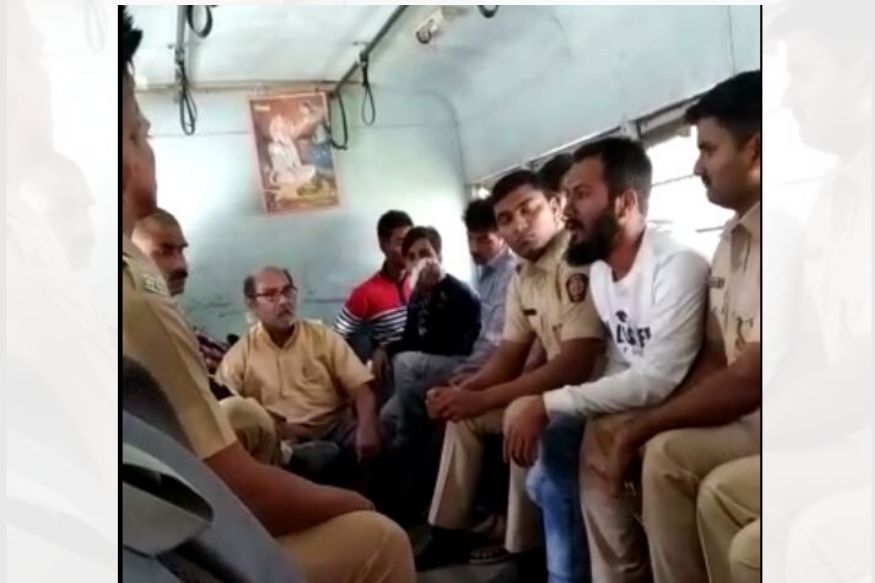 पोलिसांच्या अंगावर थुंकला कैदी, लाथ मारून अंगाचा चावाही घेतला; भयानक प्रकाराचा VIDEO VIRAL