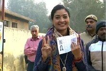 VIDEO : आक्षेपार्ह विधानावर अलका लांबा भडकली, 'आप'च्या कार्यकर्त्यावर उचलला हात