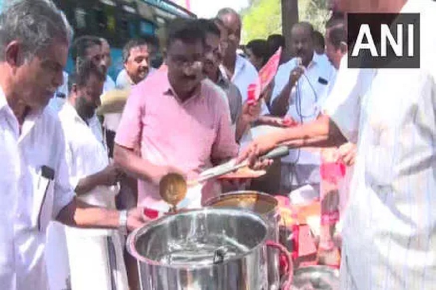 मेन्यूमधून का हटवले बीफ? कॉंग्रेस कार्यकर्त्यांनी पोलीस ठाण्याबाहेरच वाटली ‘बीफ करी’