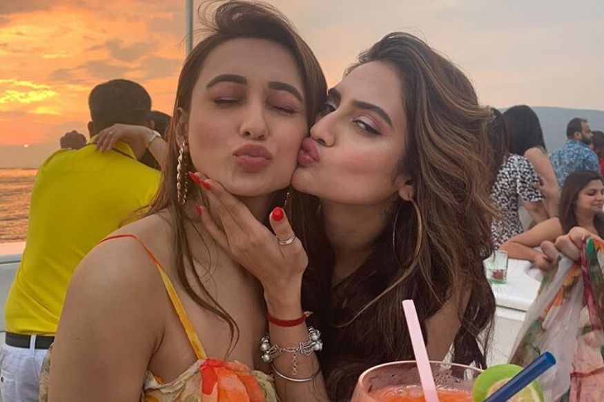 खासदार नुसरत जहाँ यांच्यासोबतचे अनेक फोटो आणि व्हिडीओ सोशल मीडियावर नेहमी व्हायरल होतात. मोठा चाहतावर्ग असल्यामुळे दोघी कायम चर्चेत असतात खासदार नुसरत जहाँ यांच्यासोबतचे अनेक फोटो आणि व्हिडीओ सोशल मीडियावर नेहमी व्हायरल होतात. मोठा चाहतावर्ग असल्यामुळे दोघी कायम चर्चेत असतात