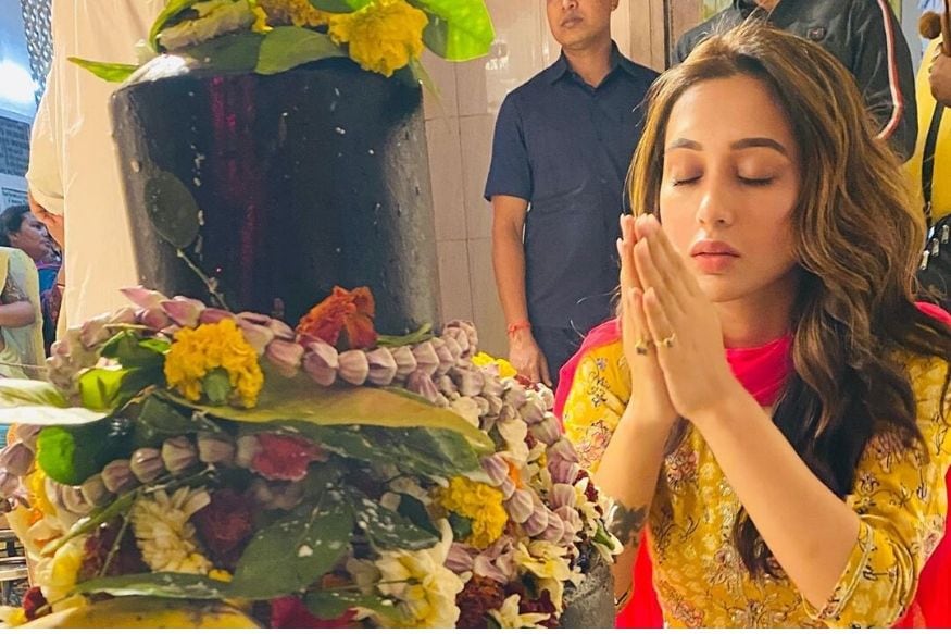 दुर्गापुजेप्रमाणेच महाशिवरात्रीचाही उत्साह मिमी चक्रवर्ती यांच्याकडे पाहायला मिळाला. मोठ्या भक्तिभावाने त्या महादेवाची पूजा करताना दिसल्या. दुर्गापुजेप्रमाणेच महाशिवरात्रीचाही उत्साह मिमी चक्रवर्ती यांच्याकडे पाहायला मिळाला. मोठ्या भक्तिभावाने त्या महादेवाची पूजा करताना दिसल्या.