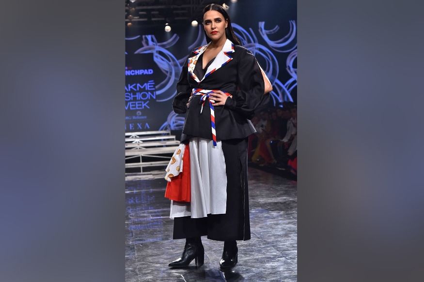 अभिनेत्री नेहा धूपियाने INIFD चं क्रिएशन सादर केलं. नेहाने काळ्या रंगाचं जॅकेट आणि त्यासोबत पांढरा, लाल आणि निळ्या रंगाचा बेल्ट घातला होता. तसचं जॅकेटच्या आत पांढऱ्या रंगाचा ड्रेस घातला होता. अभिनेत्री नेहा धूपियाने INIFD चं क्रिएशन सादर केलं. नेहाने काळ्या रंगाचं जॅकेट आणि त्यासोबत पांढरा, लाल आणि निळ्या रंगाचा बेल्ट घातला होता. तसचं जॅकेटच्या आत पांढऱ्या रंगाचा ड्रेस घातला होता.