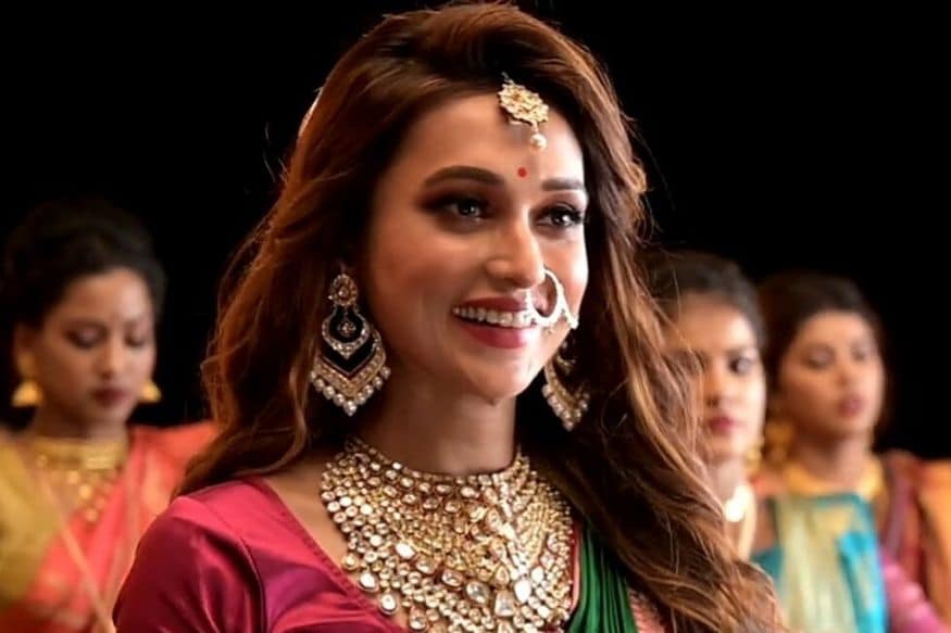 सिनेसृष्टीसोबतच राजकारणातही त्यांनी वेगळं स्थान कमावलं आहे. पश्चिम बंगालमध्ये 2019 साली त्या तृणमुल काँग्रेसच्या तिकीटावर जादवपूर मतदारसंघात निवडून आल्या सिनेसृष्टीसोबतच राजकारणातही त्यांनी वेगळं स्थान कमावलं आहे. पश्चिम बंगालमध्ये 2019 साली त्या तृणमुल काँग्रेसच्या तिकीटावर जादवपूर मतदारसंघात निवडून आल्या