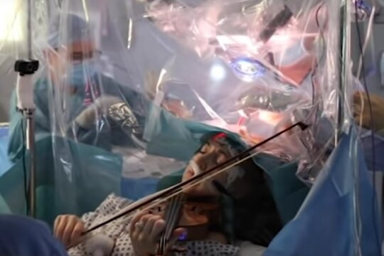 ऑपरेशन थिएटरमध्ये 'ती' वाजवत राहिली वायोलिन, अन् डॉक्टरांनी केली मेंदूची सर्जरी, पाहा VIDEO