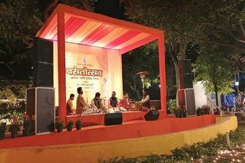 चंदनाचे परिमळ आम्हा काय त्याचे..' या अवीट रचनेसह विविध रागांतील बंदिशी व तराणे यांचे गायक सुनील कुलकर्णी यांनी केलेल्या उत्तम सादरीकरणाने दिल्लीकर सुखावून गेले.