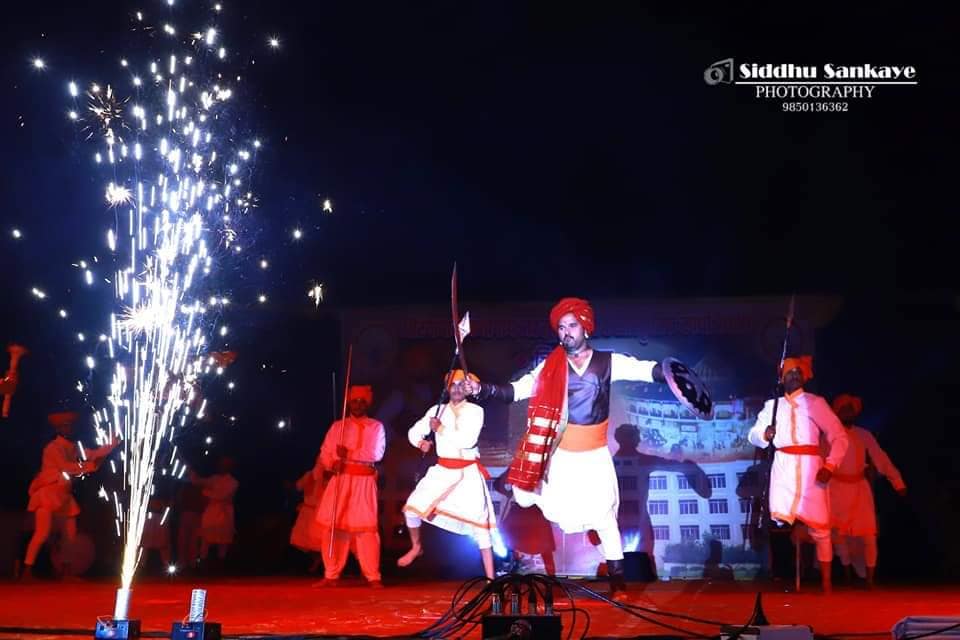 जिल्ह्याचा प्रशासनाचा प्रमुख म्हणून आपले कर्तव्य चोखपणे बजावत असतानाही आपले छंद आणि आवड जोपासत आहे. जिल्ह्याचा प्रशासनाचा प्रमुख म्हणून आपले कर्तव्य चोखपणे बजावत असतानाही आपले छंद आणि आवड जोपासत आहे.