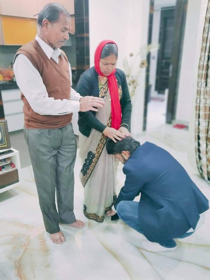 प्रवीण यांनी विजयानंतर सोशल मीडियावर आपल्या आई-वडिलांच्या पायाला स्पर्श करणारा एक फोटो शेअर केला आणि म्हणाले, “आता मला विजयाचा आशीर्वाद मिळाला”. प्रवीण यांनी विजयानंतर सोशल मीडियावर आपल्या आई-वडिलांच्या पायाला स्पर्श करणारा एक फोटो शेअर केला आणि म्हणाले, “आता मला विजयाचा आशीर्वाद मिळाला”.