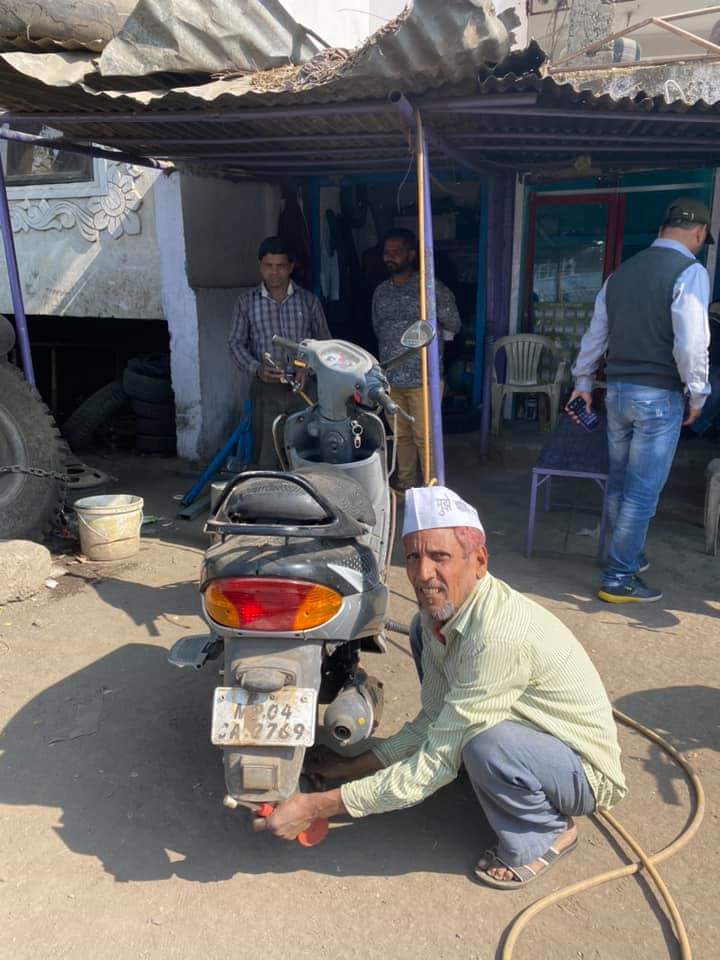 प्रवीण पाच वर्षे आमदार होते पण हे दुकान कायम होतं. सकाळपासून संध्याकाळपर्यंत प्रवीण यांचे बाबा दुकान चालवतात. प्रवीण पाच वर्षे आमदार होते पण हे दुकान कायम होतं. सकाळपासून संध्याकाळपर्यंत प्रवीण यांचे बाबा दुकान चालवतात.