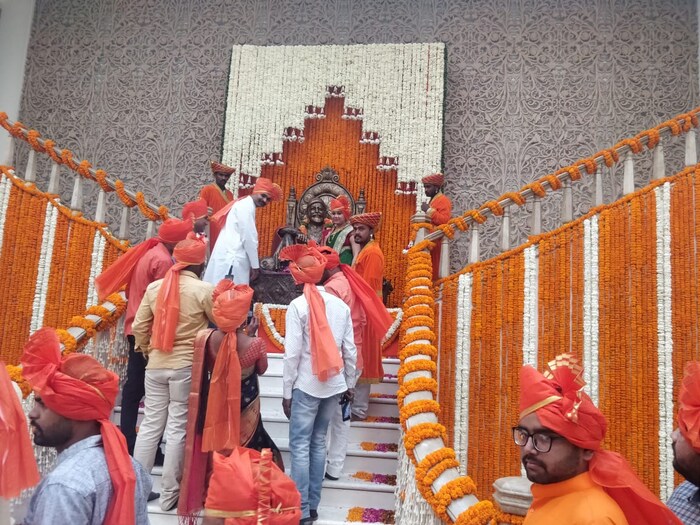 संपूर्ण महाराष्ट्र सदन हे हे फुलांनी सजविण्यात आले होते.