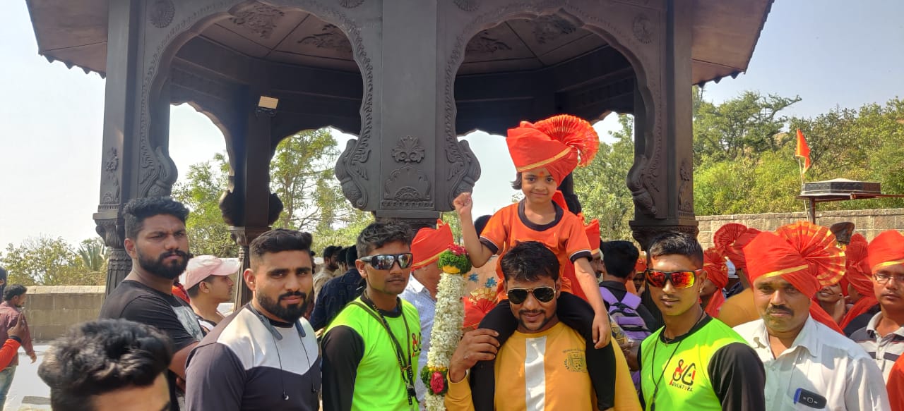 ध्रुवी पडवळ ही राजे शिवाजी क्लायम्बिंग वॉल शिवाजी नगर पूणे येथे गेले 6 महिन्या पासून रोज सराव करते. या मोहिमेत तिच्या सोबत लहू उघडे, कृष्णा मरगळे, तुषार दिघे, विकास जोरकर, रोहित आंदोडगी, मानसिंग चौहान, सारंग तापकीर, प्रसाद बागवे, प्रसाद एकशिंगे, हर्षदा गणेश पडवळ (आई), पारस पडवळ (काका) सहभागी होते व अमोल जोगदंड, मांतू मंत्री, इरफान शेख यांनी मोलाचे मार्गदर्शन केले ध्रुवी पडवळ ही राजे शिवाजी क्लायम्बिंग वॉल शिवाजी नगर पूणे येथे गेले 6 महिन्या पासून रोज सराव करते. या मोहिमेत तिच्या सोबत लहू उघडे, कृष्णा मरगळे, तुषार दिघे, विकास जोरकर, रोहित आंदोडगी, मानसिंग चौहान, सारंग तापकीर, प्रसाद बागवे, प्रसाद एकशिंगे, हर्षदा गणेश पडवळ (आई), पारस पडवळ (काका) सहभागी होते व अमोल जोगदंड, मांतू मंत्री, इरफान शेख यांनी मोलाचे मार्गदर्शन केले