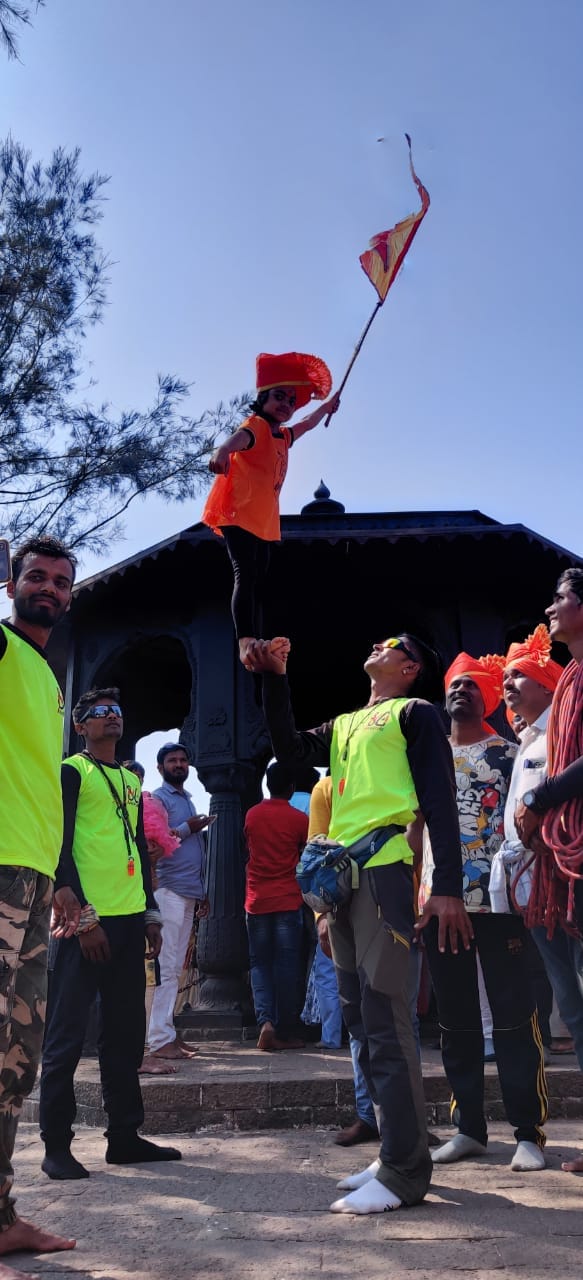 खरंतर शिवजयंतीला अनेक प्रोफेशनल ट्रेकर्सनी सिंहगडावरचा हा अवघड कडा सर केलाय. पण सर्वांच्या नजरेत भरली ती ही चिमुरडीच...कारण एवढ्या कोवळ्या वयात ट्रेकिंगला जाणे ही काही खायची गोष्ट नाही ...म्हणूनच या चिमुरडीचं कौतुक करावं तेवढं थोडंच आहे. किल्ल्यावर पोहचताच 'जय भवानी जय शिवाजी' असा जय घोष करत ध्रुवीची घोड्यावरून मिरवणूक काढून तानाजी मालूसर्यांच्या समाधीजवळ क्षितिज क्षीरसागर याने पोवाडा म्हणून मोहिमेची सांगता झाली. चिमुरड्या ध्रुवीला ट्रेकिंगचं हे वेड आपल्या घरातूनच म्हणजे आईपासूनच मिळालंय. तिची आई हर्षदा पडवळ या देखील उत्तम ट्रेकर आहेत...तान्हाजी सिनेमा पाहुनच ध्रुवीने हा कडा सर करण्याचा हट्ट धरल्याचं त्या सांगतात... खरंतर शिवजयंतीला अनेक प्रोफेशनल ट्रेकर्सनी सिंहगडावरचा हा अवघड कडा सर केलाय. पण सर्वांच्या नजरेत भरली ती ही चिमुरडीच...कारण एवढ्या कोवळ्या वयात ट्रेकिंगला जाणे ही काही खायची गोष्ट नाही ...म्हणूनच या चिमुरडीचं कौतुक करावं तेवढं थोडंच आहे. किल्ल्यावर पोहचताच 'जय भवानी जय शिवाजी' असा जय घोष करत ध्रुवीची घोड्यावरून मिरवणूक काढून तानाजी मालूसर्यांच्या समाधीजवळ क्षितिज क्षीरसागर याने पोवाडा म्हणून मोहिमेची सांगता झाली. चिमुरड्या ध्रुवीला ट्रेकिंगचं हे वेड आपल्या घरातूनच म्हणजे आईपासूनच मिळालंय. तिची आई हर्षदा पडवळ या देखील उत्तम ट्रेकर आहेत...तान्हाजी सिनेमा पाहुनच ध्रुवीने हा कडा सर करण्याचा हट्ट धरल्याचं त्या सांगतात...