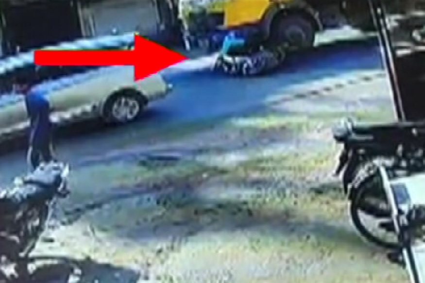 पुण्यात भरधाव डंपरने बाईकस्वाराला चिरडलं, भीषण अपघाताचा थरारक VIDEO