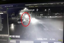 VIDEO: नजर हटी, दुर्घटना घटी; भरधाव ट्रकच्या धडकेत बाईकचा चुराडा, तिघांचा मृत्यू