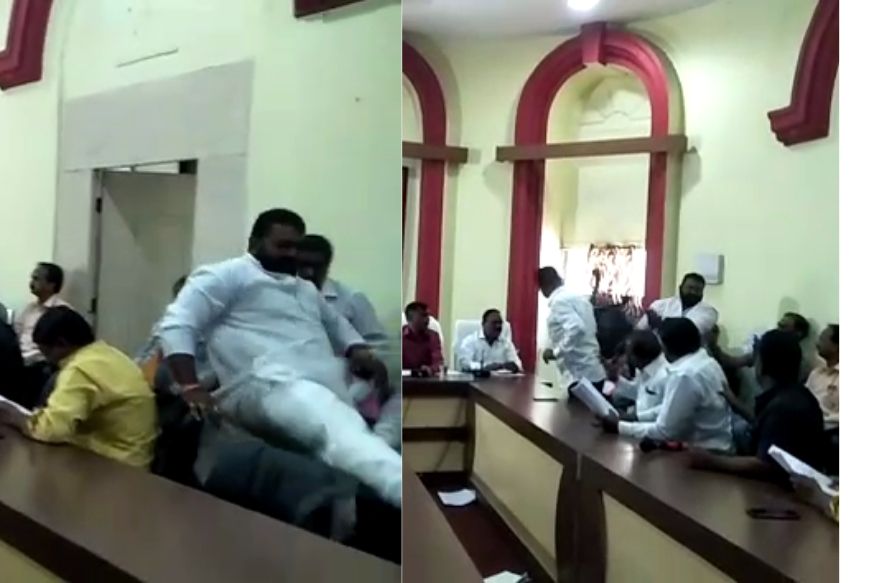 अकोल्यात शिवसेना नगरसेवकाचा राडा, सभेत खुर्च्यांची तोडफोड
