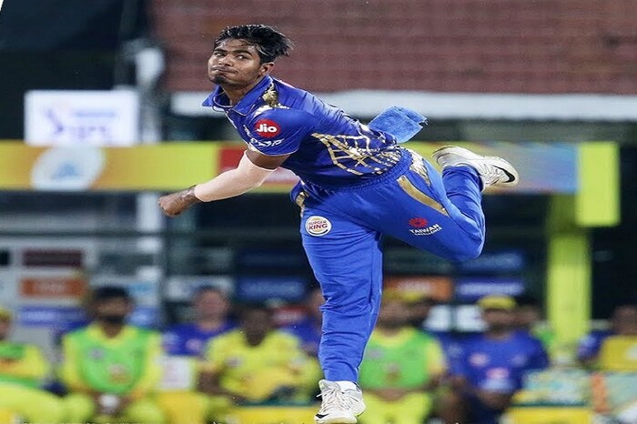 झारखंडचा युवा खेळाडू अनुकुल रॉय यानं 2019मध्ये मुंबईतून पदार्पण केले. फलंदाजीमध्ये त्याला विशेष चांगली कामगिरी करता आली नसली तरी, त्यानं पहिल्याच सामन्यात 2 ओव्हरमध्ये 1 विकेट घेतली होती. 
