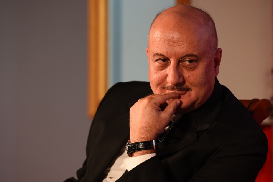 अनुपम खेर बॉलिवूडमधील यशस्वी अभिनेते म्हणून ओळखले जातात. आपल्या वेगवेगळ्या भूमिकांनी अनुपम यांनी बॉलिवूड अक्षरशः गाजवलं. पण, फार कमी लोकं आहेत ज्यांना त्यांच्या लव्ह स्टोरीबद्दल माहीत आहे.