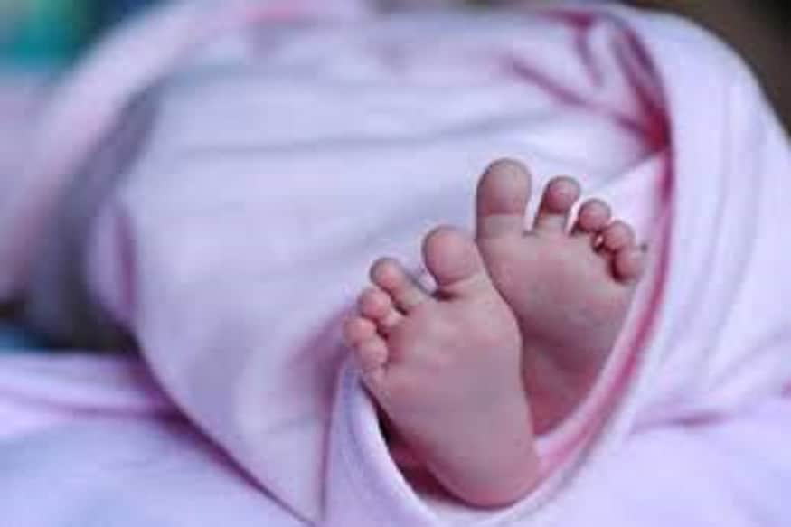 कोरोनाव्हायरसच्या परिस्थितीत अनेक गरोदर महिला स्वत:ची नीट काळजी घेत आहेत, जेणेकरून बाळाला त्रास होणार नाही. मात्र बाळ जन्मल्यानंतरही त्याला कोरोनाव्हायरसपासून दूर ठेवण्यासाठी आवश्यक ती खबरदारी घ्यायला हवी. मेयोक्लिनिकने यासाठी काही टीप्स दिल्यात. कोरोनाव्हायरसच्या परिस्थितीत अनेक गरोदर महिला स्वत:ची नीट काळजी घेत आहेत, जेणेकरून बाळाला त्रास होणार नाही. मात्र बाळ जन्मल्यानंतरही त्याला कोरोनाव्हायरसपासून दूर ठेवण्यासाठी आवश्यक ती खबरदारी घ्यायला हवी. मेयोक्लिनिकने यासाठी काही टीप्स दिल्यात.