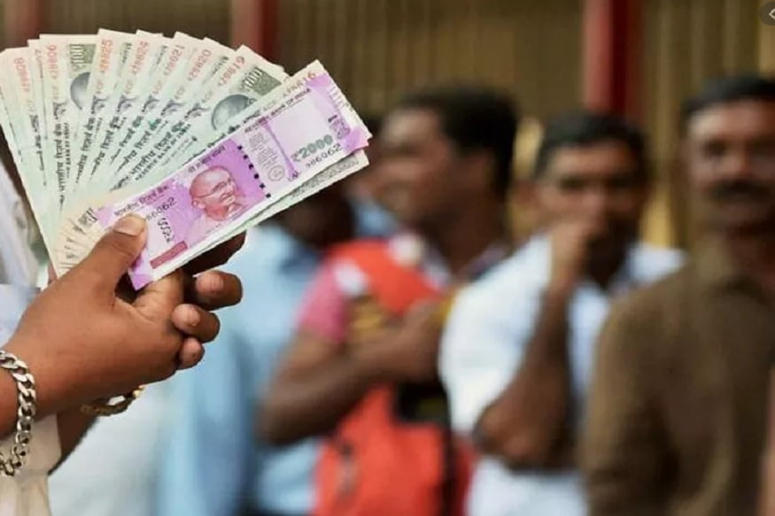 त्यामुळे 4 तारखेपासून लॉकडाऊनचा कालावधी संपला तर अनेकांना बँकेत जाण्याची आवश्यकता भासणार आहे. जर तुम्ही बँकेत जाण्याचा प्लॅन करत आहात तर ही बातमी तुमच्यासाठी महत्त्वाची आहे. (प्रतिकात्मक फोटो) त्यामुळे 4 तारखेपासून लॉकडाऊनचा कालावधी संपला तर अनेकांना बँकेत जाण्याची आवश्यकता भासणार आहे. जर तुम्ही बँकेत जाण्याचा प्लॅन करत आहात तर ही बातमी तुमच्यासाठी महत्त्वाची आहे. (प्रतिकात्मक फोटो)