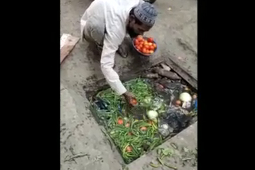 गटारात पडलेल्या भाज्या विकत होता विक्रेता, किळसवाणा VIDEO व्हायरल