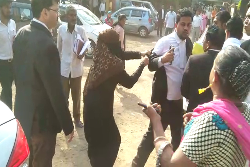 न्यायालयाच्या आवारातच महिलेनं केला फैसला, वकिलांना केली मारहाण, पाहा हा VIDEO