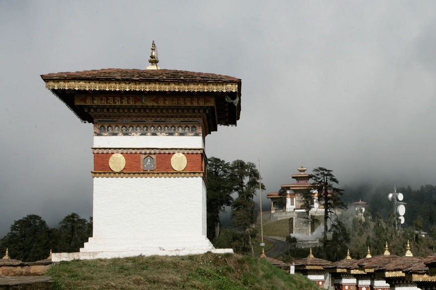 भूटान -भूटानही तुमच्यासाठी चांगला पर्याय आहे. इथंदेखील तुम्हाला कमी पैशांत चांगली रूम मिळेल. शिवाय इथं खाणंही खूपच स्वस्त आहे. थिम्फू, पुनाखा जोंग, हा वेली आणि रिनपुंग जोंगसारख्या प्रेक्षणीस स्थळांवर तुम्ही जाऊ शकता. (Pic credit - www.tourism.gov.bt) भूटान -भूटानही तुमच्यासाठी चांगला पर्याय आहे. इथंदेखील तुम्हाला कमी पैशांत चांगली रूम मिळेल. शिवाय इथं खाणंही खूपच स्वस्त आहे. थिम्फू, पुनाखा जोंग, हा वेली आणि रिनपुंग जोंगसारख्या प्रेक्षणीस स्थळांवर तुम्ही जाऊ शकता. (Pic credit - www.tourism.gov.bt)