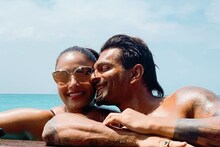 बिपाशा बासूनं पतीसोबत स्विमिंग पूलमध्ये केला रोमान्स, KISS करतानाचे फोटो व्हायरल