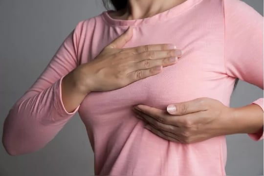 महिलांनो, Breast ला येणाऱ्या खाजेला समजू नका सामान्य; असू शकतं गंभीर आजारांचं लक्षण