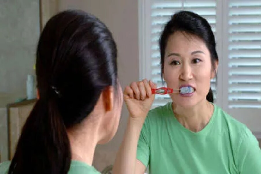 जास्त ब्रश करणं – आपले दात जास्त चमकदार दिसावेत आणि स्वच्छ व्हावेत यासाठी दिवसातून कित्येक तरी वेळा जोरजोराने घास घासणे चांगलं नाही. यामुळे दात आणि हिरड्यांवर दुष्परिणाम होतात. दातांच्या समस्या उद्भवू शकतात. दात चांगले ठेवण्यासाठी नरम टुथब्रशचा वापर करा आणि हलक्या हाताने हळुवारपणे दात घासा.