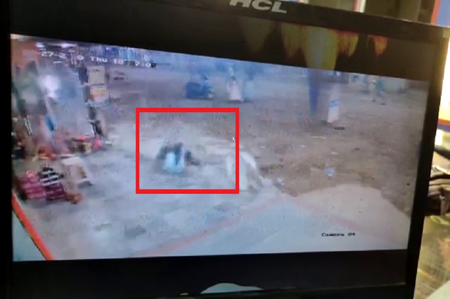 VIDEO : धक्कादायक! थुंकण्यासाठी उठलेल्या तरुणाच्या डोक्यात कोसळला स्लॅब