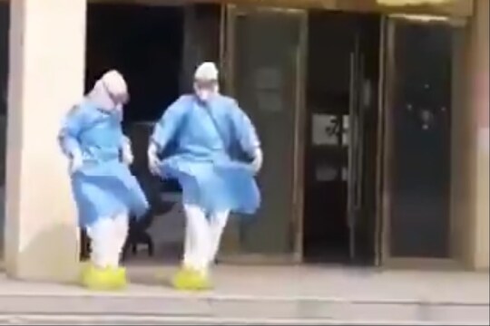 VIDEO : कोरोनाचा कहर असतानाही रुग्णालयातील परिचारिकांनी का केला डान्स?