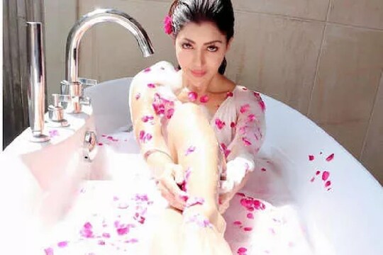 टीव्हीची ‘संस्कारी बहू’ झाली बोल्ड, शेअर केले बाथटबमधील PHOTOS