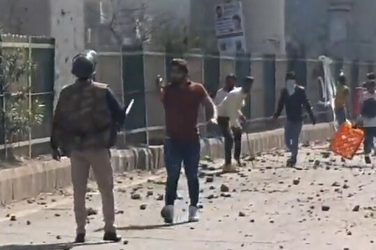 बंदूकीच्या समोर उभ्या असलेल्या 'त्या' पोलीस अधिकाऱ्याच्या शौर्याला सलाम, म्हणाले...