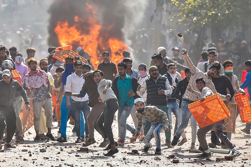 मंगळवारी सकाळीही दिल्लीत परिस्थिती तणावपूर्ण आहे. सकाळी पाच मोटारसायकलींना आग लावण्यात आली. घटनास्थळी मोठ्या प्रमाणात पोलीस बंदोबस्त तैनात करण्यात आला आहे. मंगळवारी सकाळीही दिल्लीत परिस्थिती तणावपूर्ण आहे. सकाळी पाच मोटारसायकलींना आग लावण्यात आली. घटनास्थळी मोठ्या प्रमाणात पोलीस बंदोबस्त तैनात करण्यात आला आहे.
