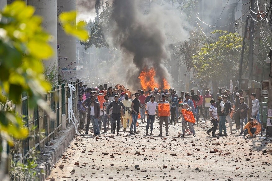 उत्तर पूर्व दिल्लीत तणावपूर्ण वातावरण तयार झालं आहे. ईशान्य दिल्लीत सोमवारी हिंसाचार झाला तर आज मंगळवारी मौजपूर आणि ब्रह्मपुरी भागात दगडफेक सुरू झाली. दिल्लीतील हिंसाचारात आतापर्यंत हेड कॉन्स्टेबल रतनलाल यांच्यासह 7 जणांचा मृत्यू झाला आहे. उत्तर पूर्व दिल्लीत तणावपूर्ण वातावरण तयार झालं आहे. ईशान्य दिल्लीत सोमवारी हिंसाचार झाला तर आज मंगळवारी मौजपूर आणि ब्रह्मपुरी भागात दगडफेक सुरू झाली. दिल्लीतील हिंसाचारात आतापर्यंत हेड कॉन्स्टेबल रतनलाल यांच्यासह 7 जणांचा मृत्यू झाला आहे.