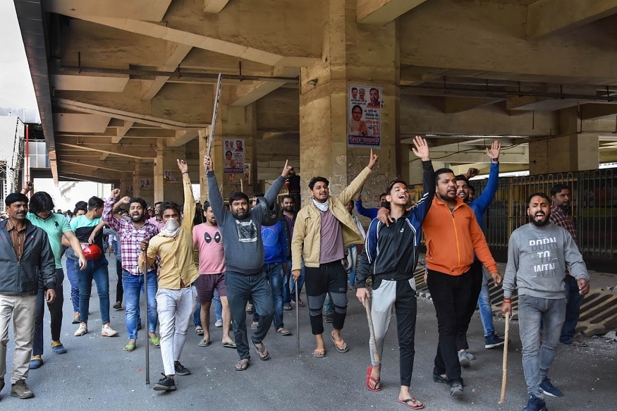मंगळवारी हिंसाचारग्रस्त ईशान्य दिल्लीतील शाळांमध्ये कोणत्याही वर्गाच्या परीक्षा होणार नाहीत आणि सर्व सरकारी व खासगी शाळा बंद राहतील असं सिसोदिया (Manish Sisodiya) म्हणाले आहेत. मंगळवारी हिंसाचारग्रस्त ईशान्य दिल्लीतील शाळांमध्ये कोणत्याही वर्गाच्या परीक्षा होणार नाहीत आणि सर्व सरकारी व खासगी शाळा बंद राहतील असं सिसोदिया (Manish Sisodiya) म्हणाले आहेत.