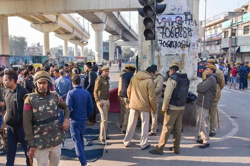 दिल्ली हिंसाचार विरोधात मुंबईतील मरीन ड्राईव्ह परिसरात रात्री काही लोक आंदोलनाला बसली होती. हे प्रदर्शन शांतूपर्वक होतं. यावेळी पोलिसांनी काही लोकांना ताब्यातदेखील घेतलं. दिल्ली हिंसाचार विरोधात मुंबईतील मरीन ड्राईव्ह परिसरात रात्री काही लोक आंदोलनाला बसली होती. हे प्रदर्शन शांतूपर्वक होतं. यावेळी पोलिसांनी काही लोकांना ताब्यातदेखील घेतलं.
